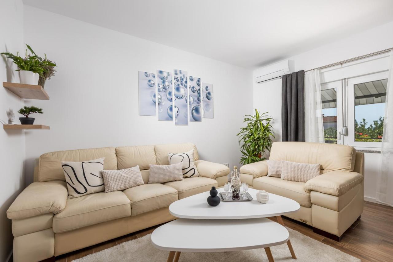 Apartment Flowers Кастав Екстериор снимка