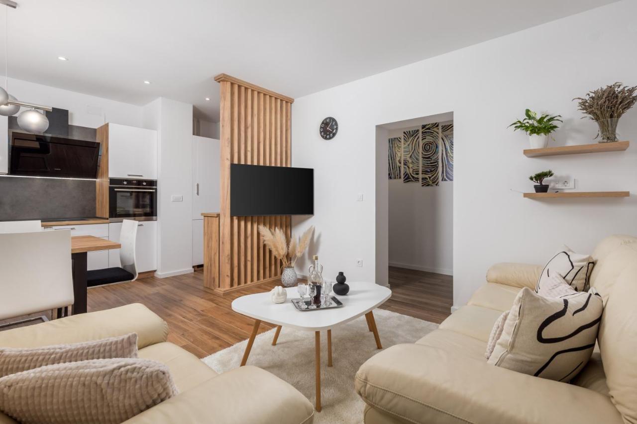 Apartment Flowers Кастав Екстериор снимка