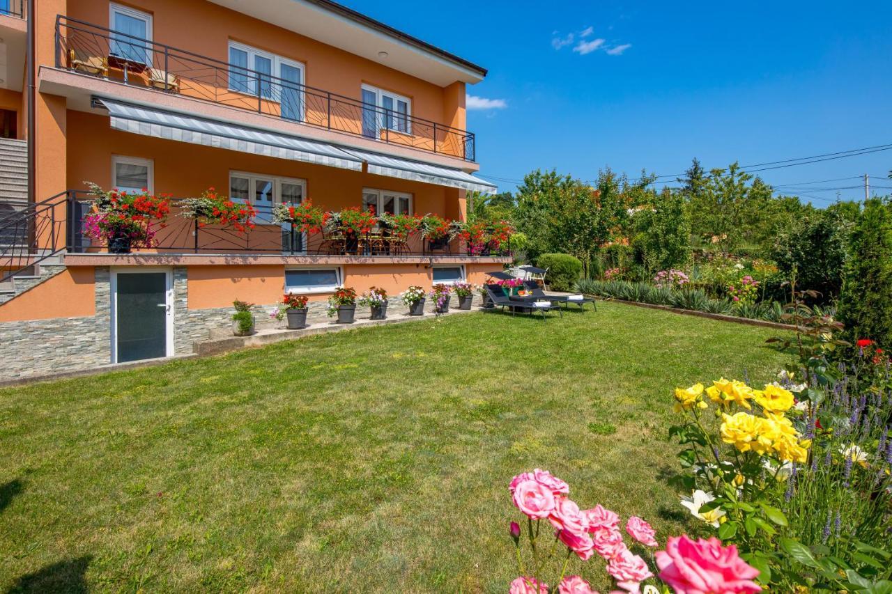 Apartment Flowers Кастав Екстериор снимка